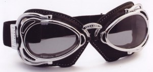 オートバイ時のメガネ装用は煩わしいことも多く、度付きオートバイ用メガネをご提案。