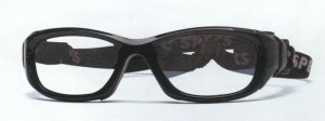 眼鏡をかけてフットサルを行う時の目の怪我を予防する度つきゴーグルのご提案眼鏡店。