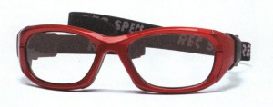 メガネをかけてフットサルを行う時の目の怪我を予防する度入りゴーグルのご提案メガネ店。