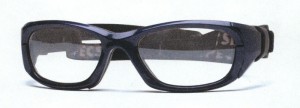 眼鏡をかけてフットサルを行う時の目の怪我を予防する度入りゴーグルのご提案眼鏡店。