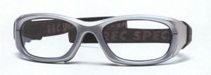 眼鏡をかけてフットサルを行う時の目の怪我を予防する度付きゴーグルのご提案眼鏡店。