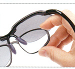 跳ね上げ式度つきサングラスは、遠近両用サングラスとしても便利です。