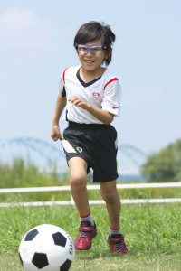 こどもサッカーには子供用サッカー度つきゴーグルが保護メガネとして安全です。