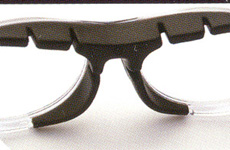 メガネを使用してバスケットボールを行う危険は多く、バスケット用度つきゴーグルを提案。