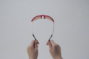 こどもサングラスは大人用を小さくした設計では子供の顔にマッチしない為子供用として製造したサングラスが必要。