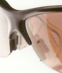 ジュニア用ゴルフサングラスで眼鏡が必要な方に、インナーフレームを挿入可能モデル。