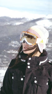 スキーどきのゴーグルは、スキーの環境によってレンズカラー選びも重要です。