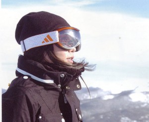 女性用スノーゴーグル選びは、スキーやスノーボード時キュートなデザイン探しも重要。