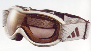 眼鏡が必要な女性の方に、ゴーグルの内側にインナーフレームを取り付けるゴーグル。