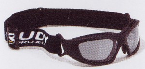 激しいスポーツの眼鏡には、スポーツに適したスポーツグラス度入りがあります。