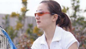女性のテニスどきのサングラスに適したテニス用サングラス選びはレンズカラーが大切