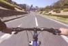 ロードバイク、サイクリング等の自転車走行どきに路面の手理解しの不快感を調光偏光レンズが防ぎます